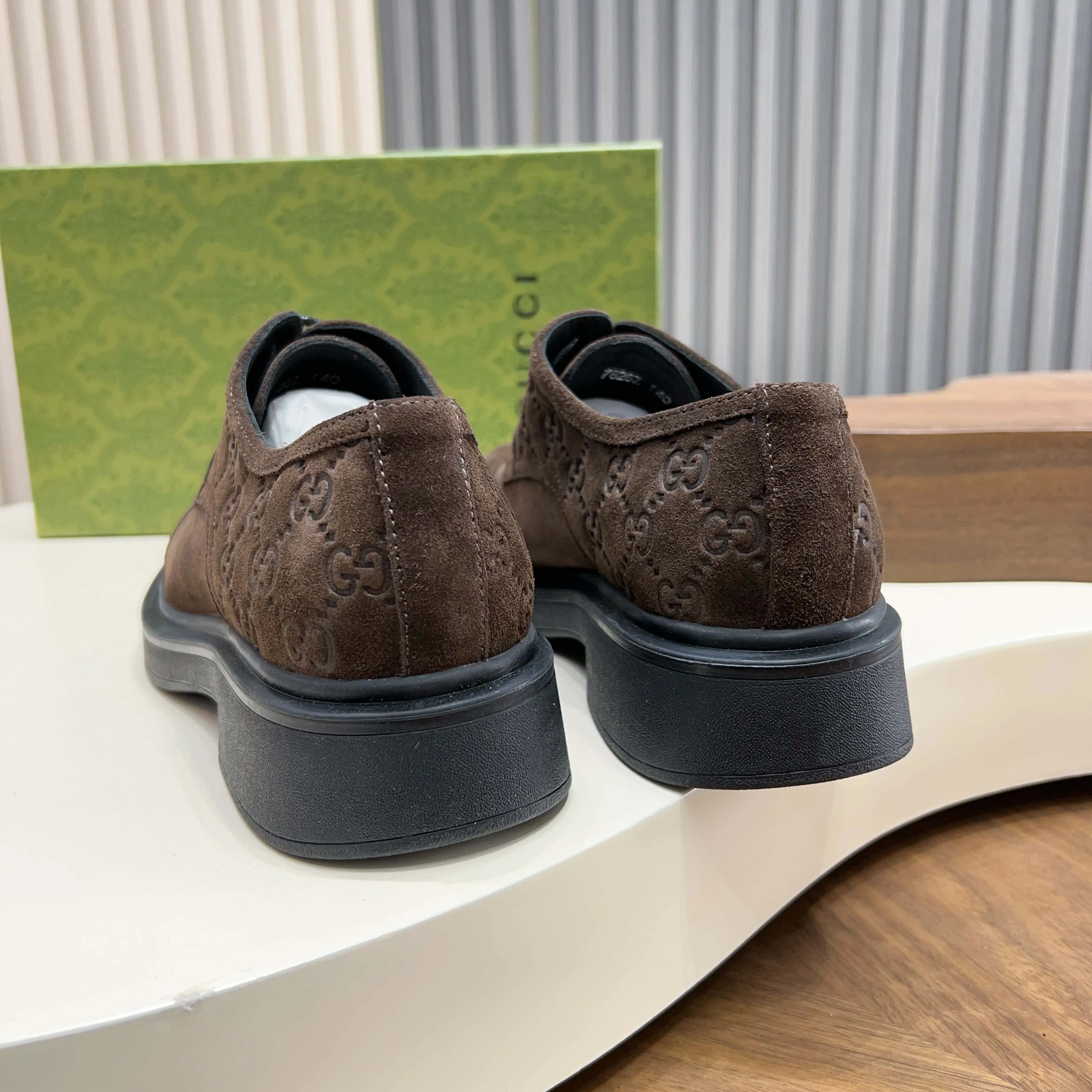 💰780 Gucci/Gucci new men’s lace-up shoes with GG details, matte cow leather derby shoes! The design of this men's lace-up shoe is rooted in the brand's heritage. Crafted from premium waxed cow leather, it is embellished with GG printed embossed suede leather details, a nod to Gucci's iconic monogram. The rubber sole decorated with GG pattern adds a touch of modern fashion to this design. Typical three-joint style design. European and American classic version, full calfskin lining. The overall upper texture is soft and the lining is comfortable and breathable. 2CM thickened soft rubber sole, easy to control. Versatile and stylish upper foot, multiple colors available to meet different matching needs, complete package! Size: 39-40-41-42-43-44 leather shoe size (38.45.46 can be customized)